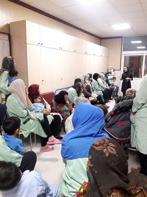 کلاس آموزشی توانمندسازی مادران پیرامون نیازهای آموزشی آنها در زمینه مراقبت از کودکان قلبی در مرکز قلب و عروق شهید رجایی: عکس شماره 7 / 9